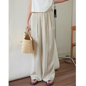 long pants with relaxed atmosphere