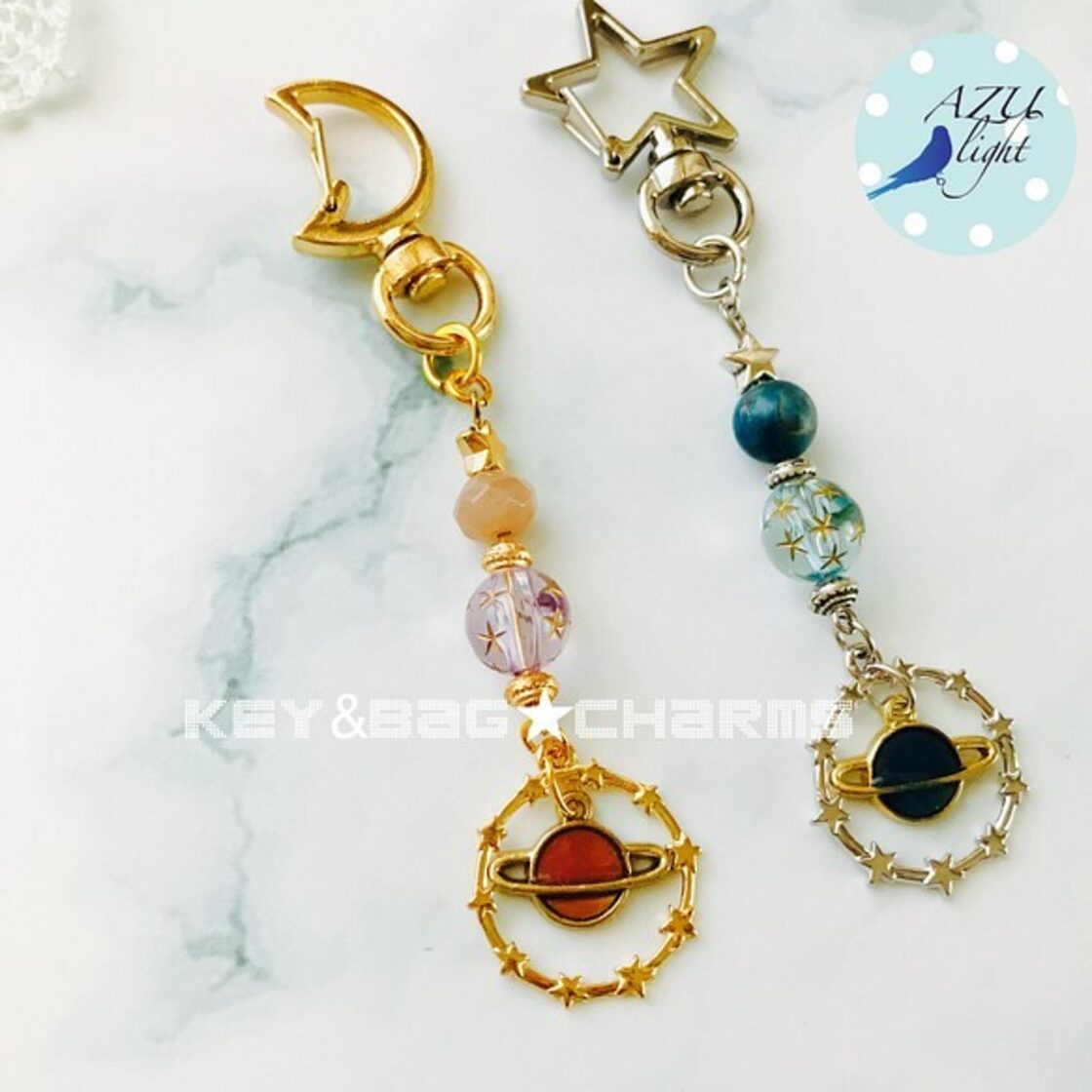 キッズ/カップル&親子&双子コーデ【月のエネルギーを受容し、感受性を高める✴︎6月誕生石&蟹座/乙女座/天秤座/山羊座/魚座の守護石✴︎永遠の愛を象徴する石&恋愛成就✴︎子宝のお守り】オレンジムーンストーン×土星+ 星モチーフ×アクリルビーズのムーンキーホルダー | Pay ID