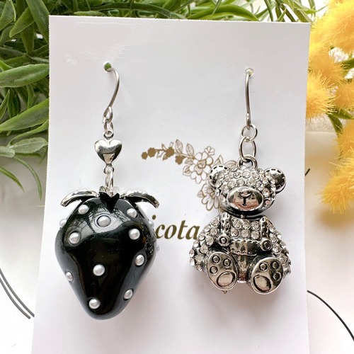 黒イチゴとクマのチタンピアス 画像