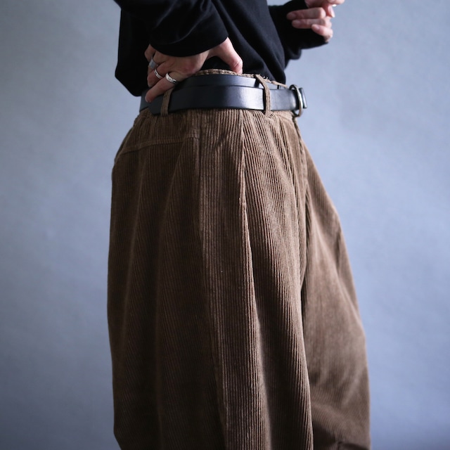 2-tuck balloon silhouette brown wide corduroy pants