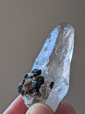 ヒマラヤ水晶（貫入水晶・赤鉄鉱共生） ⭓ ポイント原石 ⭔ ネパール・ガネーシュヒマール産
