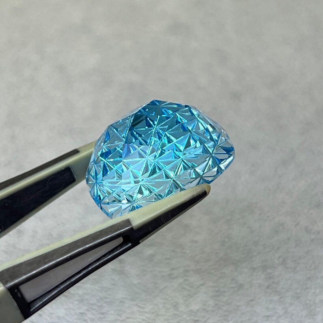 甲州貴石切子 スイスブルートパーズ 25.71ct 19.2mm×16.0mm ルース 