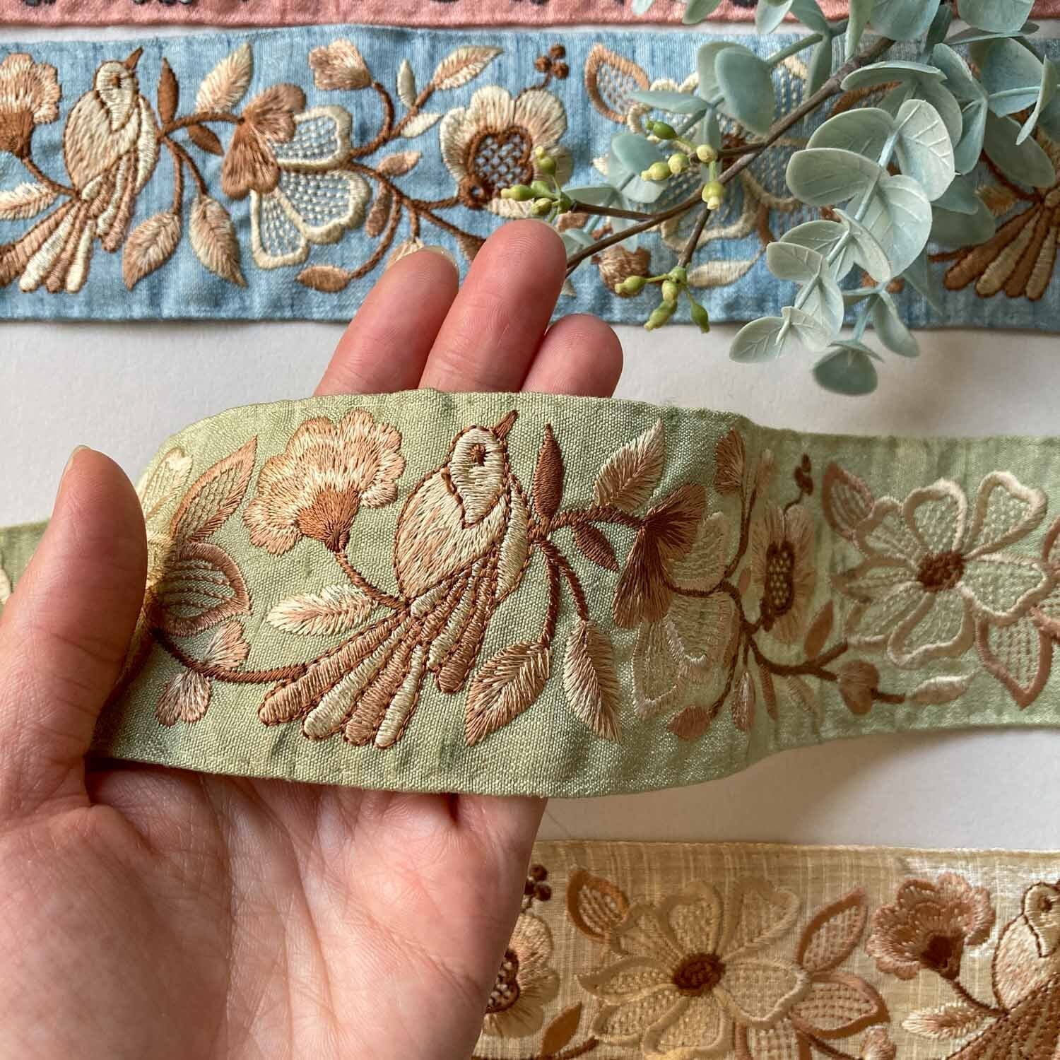 再入荷〉花を眺める鳥模様のインド刺繍リボン（50cm〜） | Dua