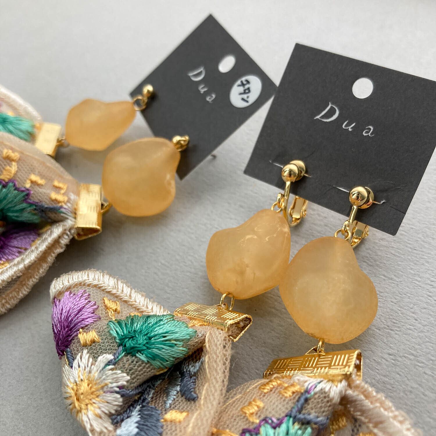 歪ビーズと刺繍リボンタッセルの〈ピアス/イヤリング〉 | Dua