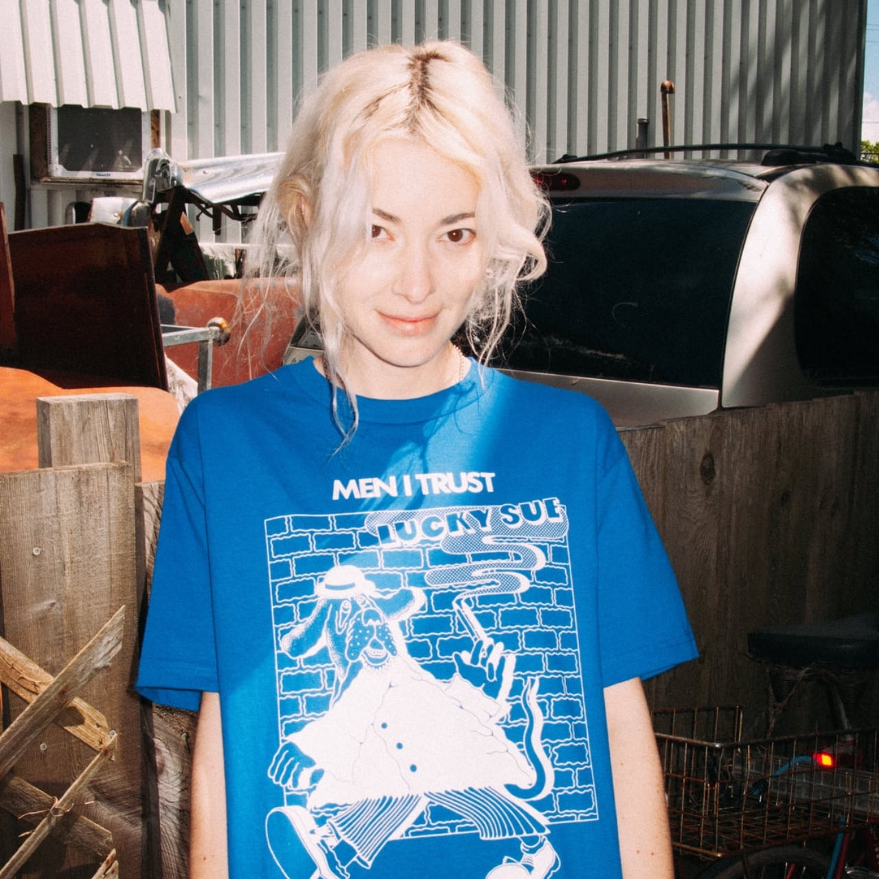 Men I Trust LUCKIE SUE オフィシャルTシャツ ブルー | 裏山urayama