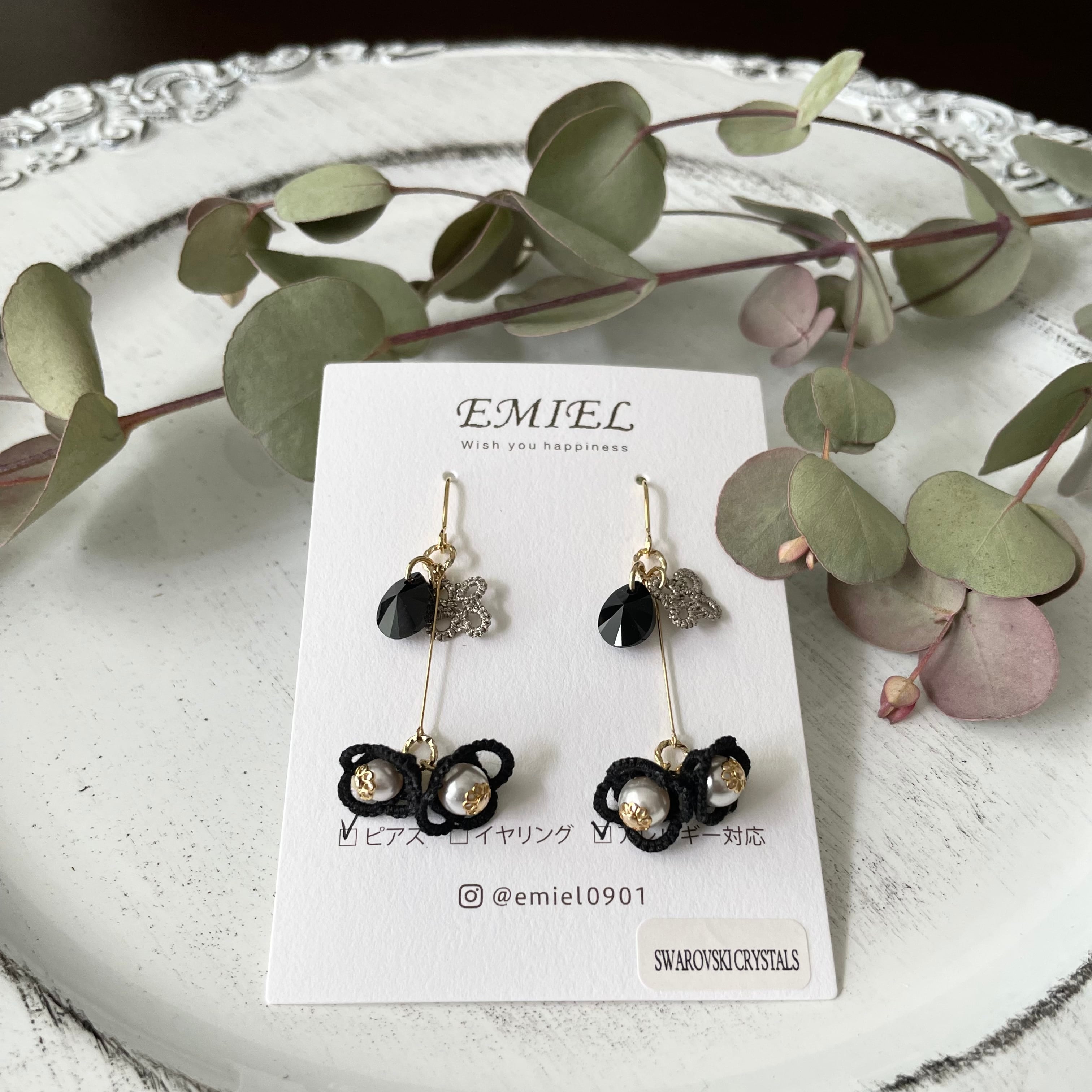 こけももチャーム風 黒色タティングレースピアス イヤリング Emiel Luire