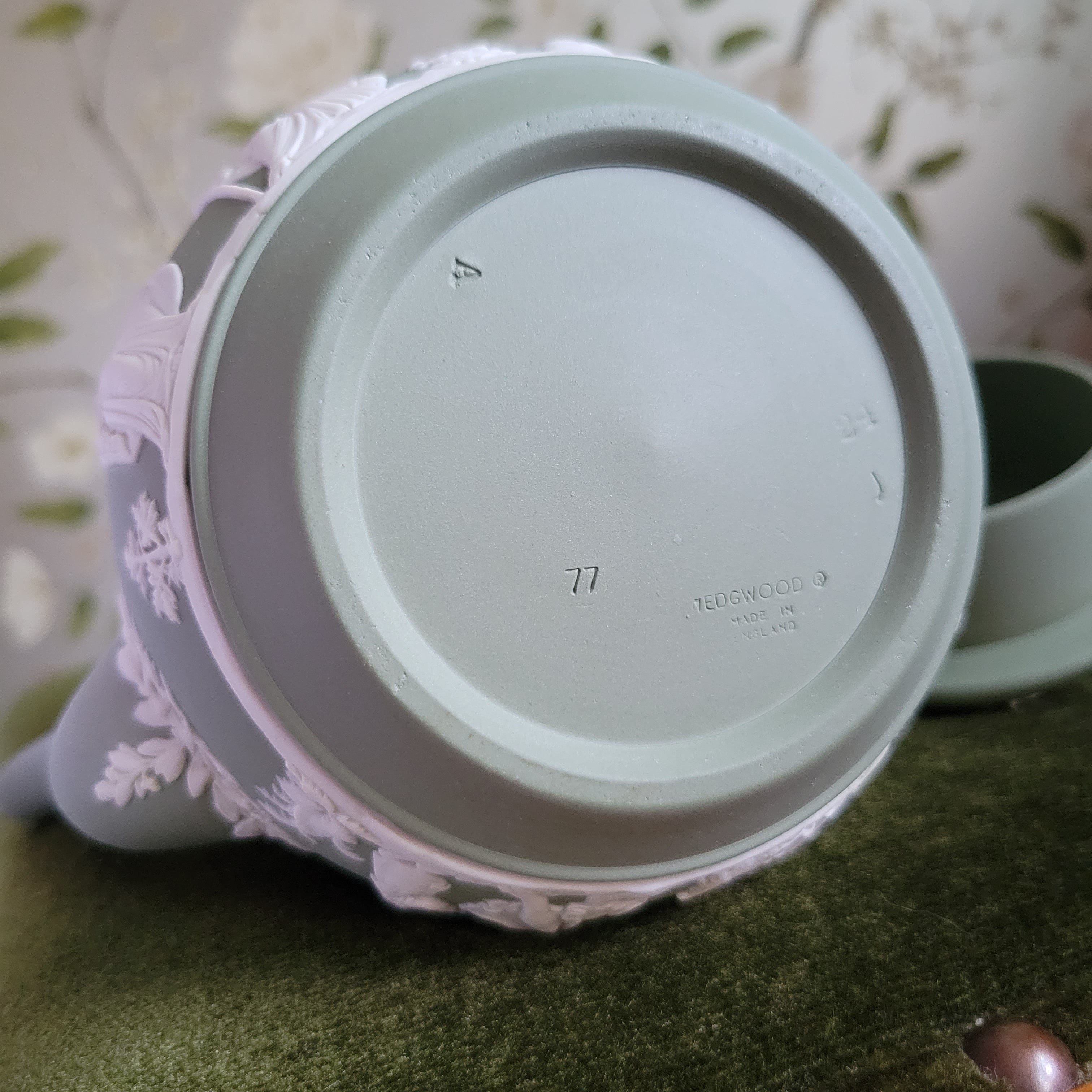 ウェッジウッド】ジャスパーウェア グリーン ポット | Bunny Ears Antiques