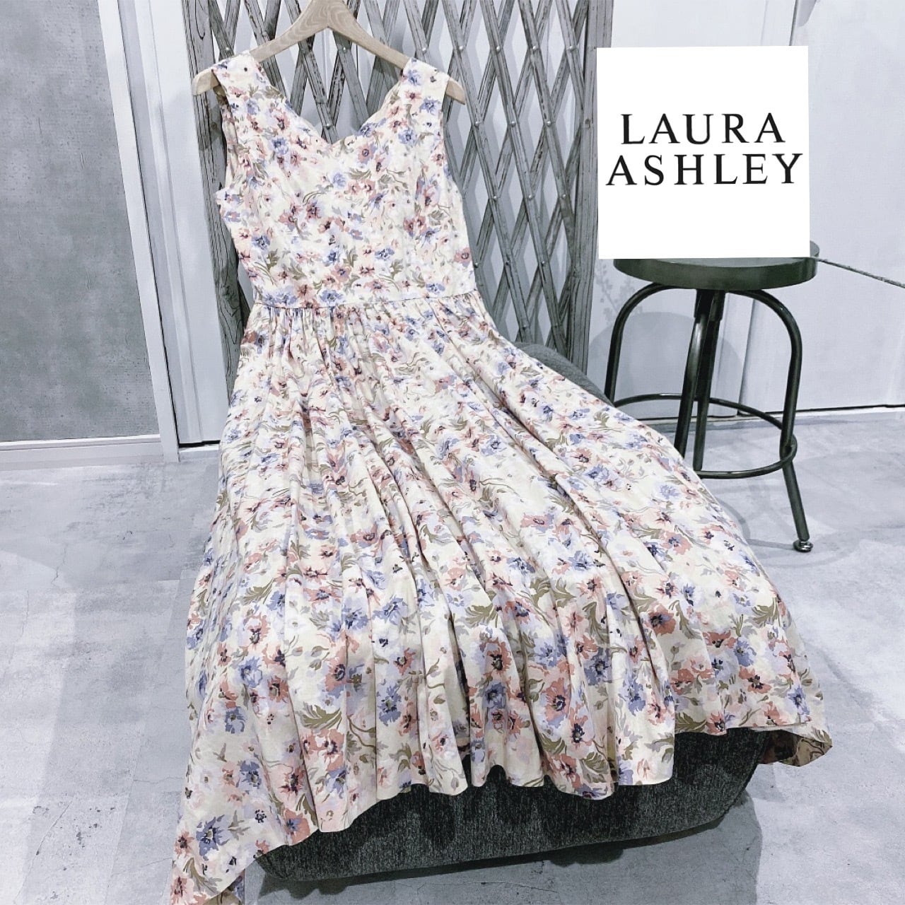 < laura ashley > ローラアシュレイベージュ花柄スカラップ