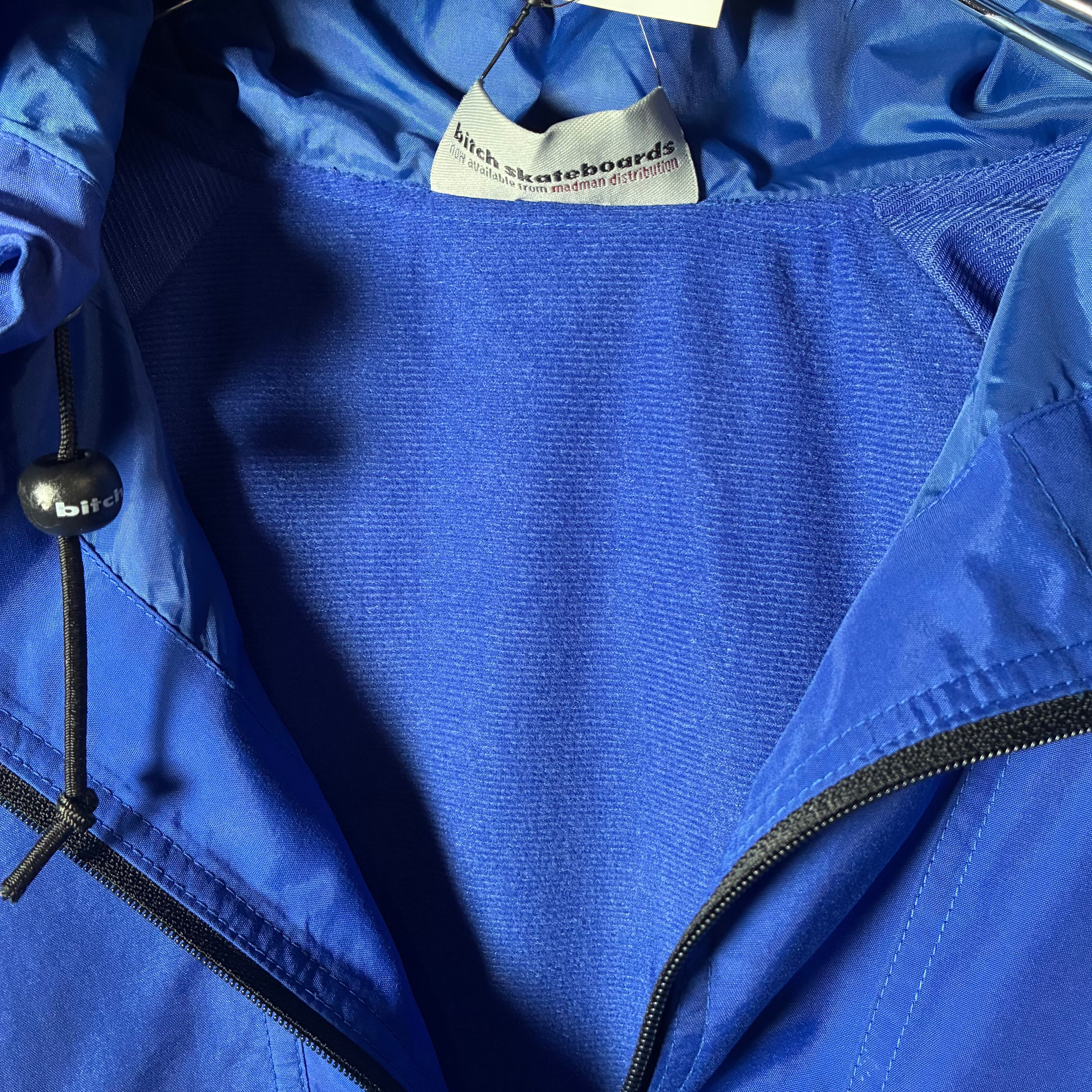 bitch skateboards ナイロンアノラックフーディー ブルー ビッチ