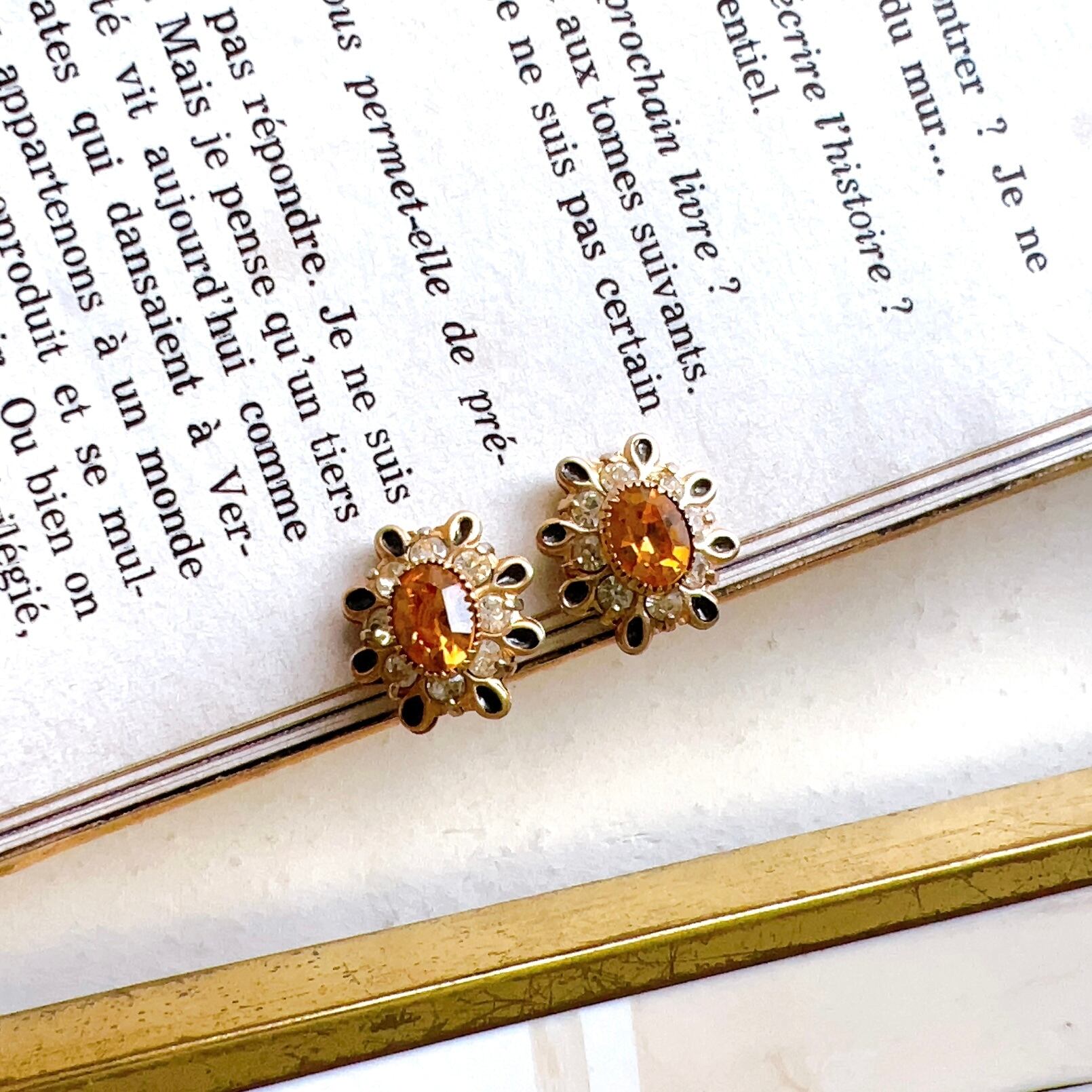 Y906-ヴィンテージイヤリング U.S.A. 1960〜70s Gold tone bijou and rhinestone oval flower  motif earrings