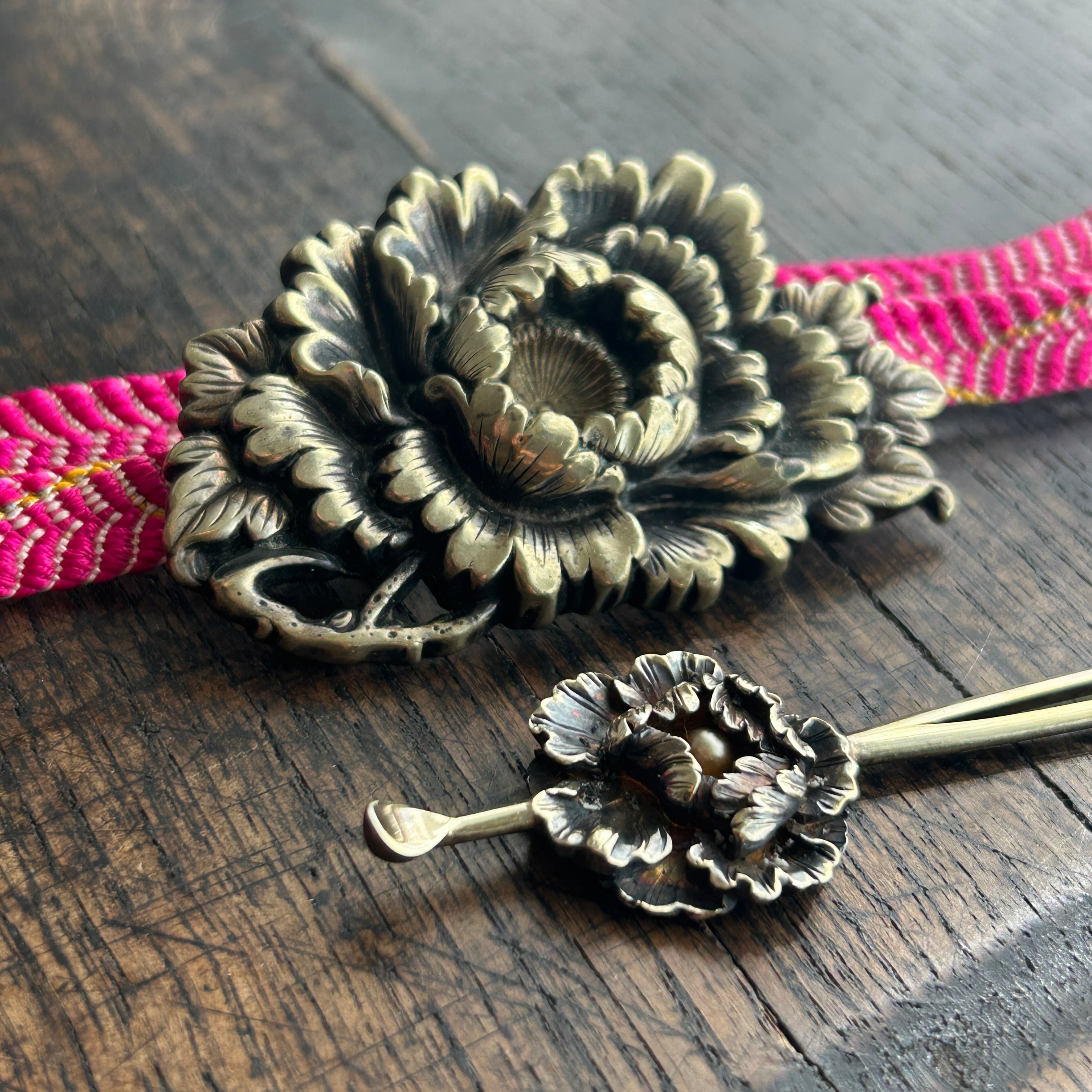 アンティーク　在銘　大きな牡丹の帯留め