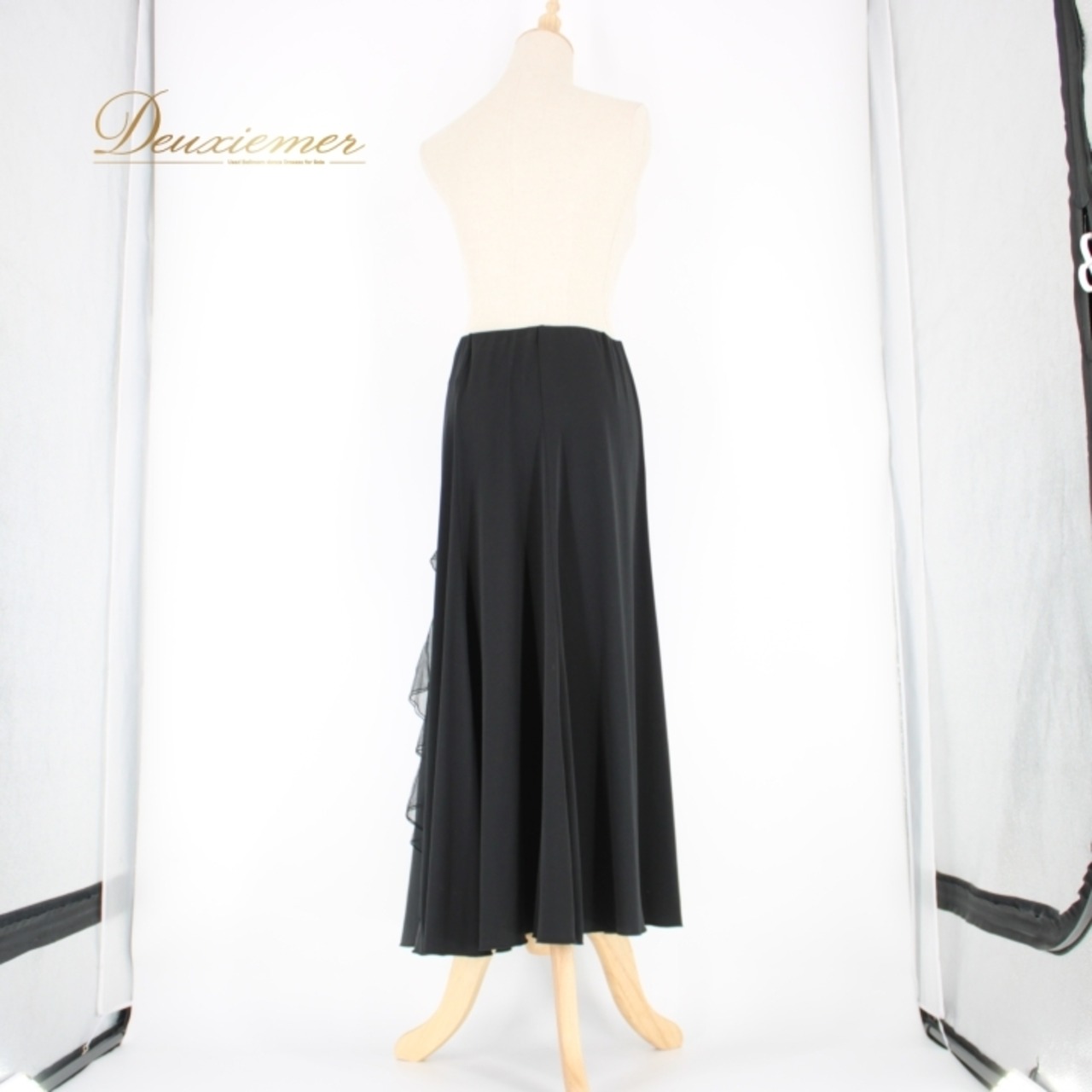 社交ダンス 衣装 スタンダード スカート レッスンウェア 練習着 黒 ブラック系 Chacott Dance Sport チャコット ダンススポーツ 無地 シンプル スカート 練習着 フォーマル ダンス スタイル レディース 使用 シンプルデザイン 膝下丈 伸縮性 清潔感 ポリエステル 軽量 使いやすい ブラックカラー 日常使い 発表会 おしゃれ ダンスパフォーマンス