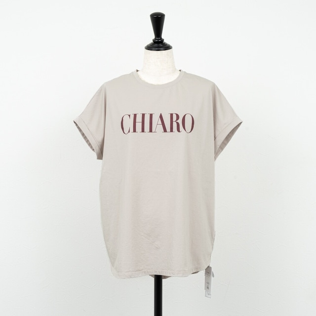 【MICA&DEAL／マイカアンドディール】"CHIARO"ロゴプリントヘムラウンドTシャツ（グレージュ）