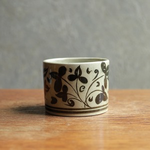 模様が美しい、セラドン焼きのカップ