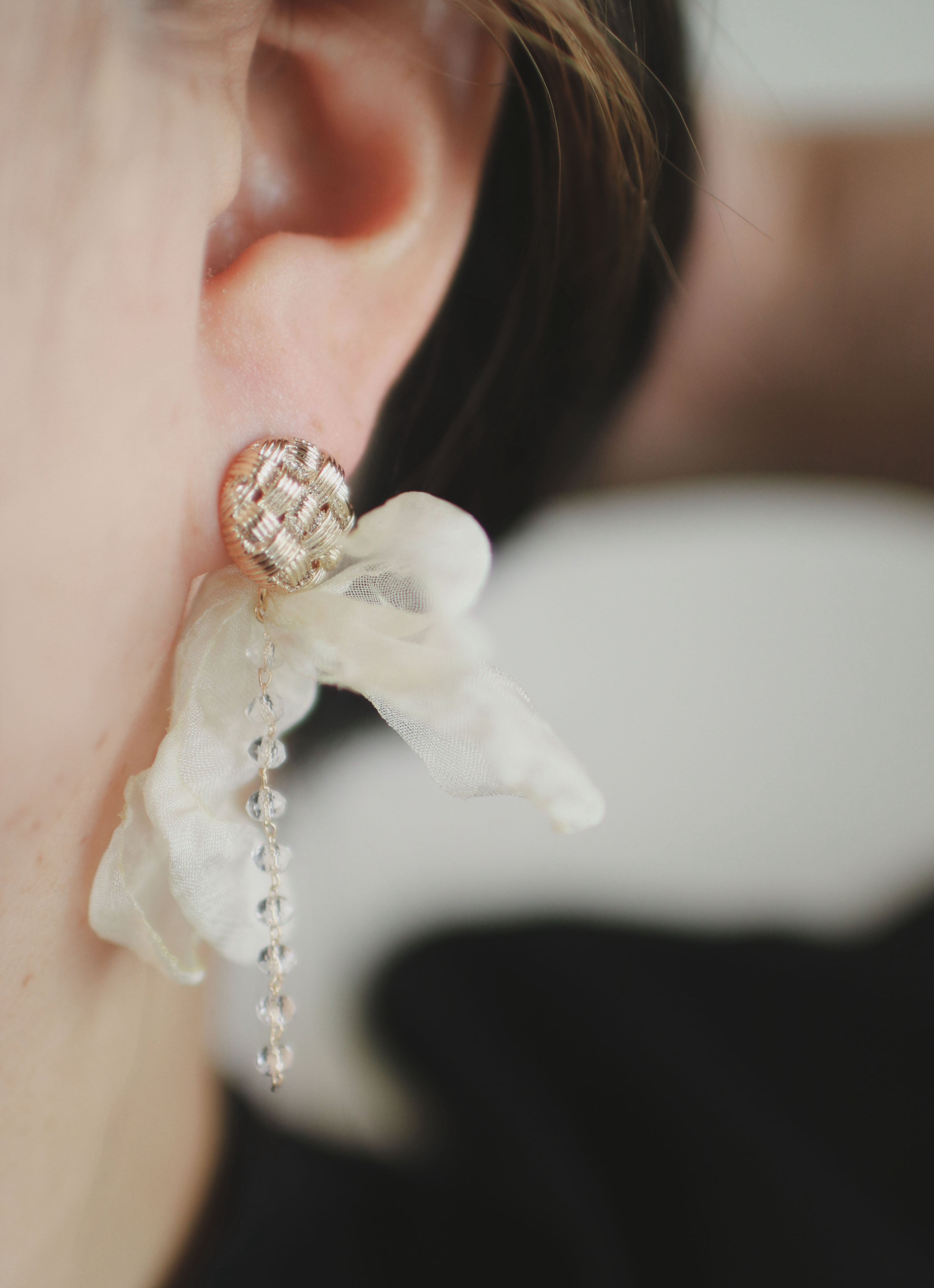 メタルのツイード風デザインモチーフの付いたオーガンジー