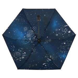 雨の中でも星空の世界を楽しめる、天体総柄（シルバー） 晴雨兼用 折りたたみ傘・日傘（内側プリント・外側ブラック）