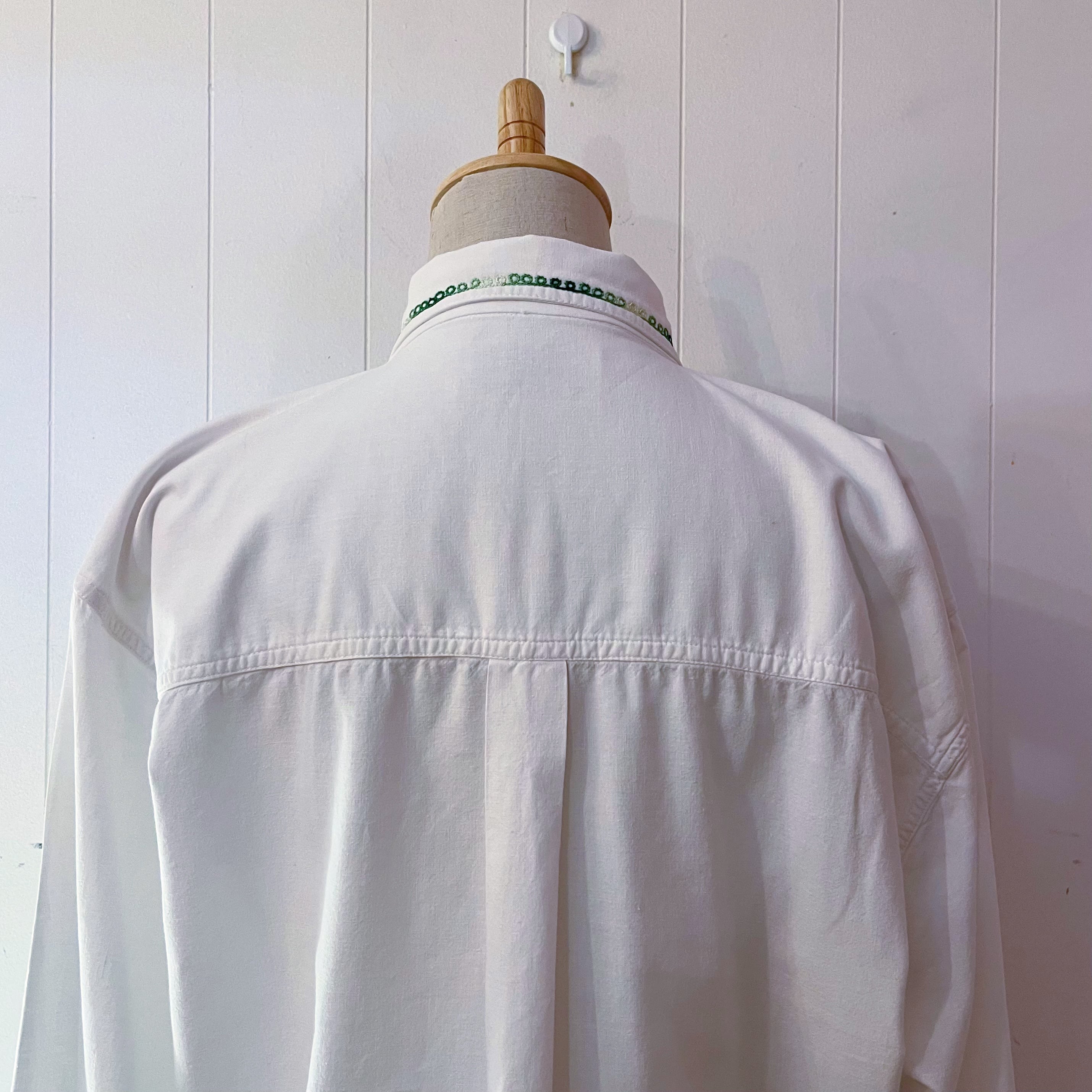 clover embroidery white shirt