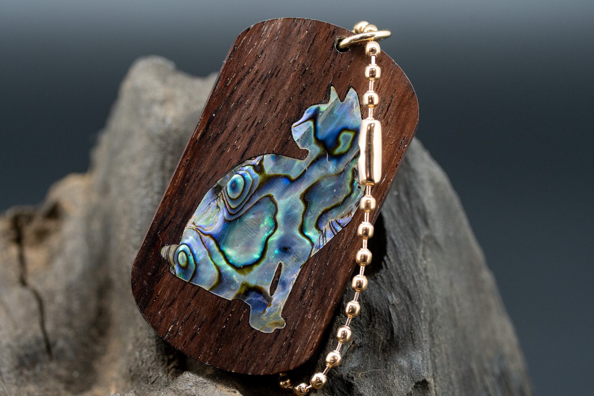 【唐木三大銘木】 紫檀 (ソノケリン) ドッグタグ 象嵌 優雅に座る猫