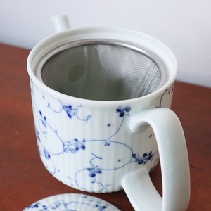 波佐見焼　ポット　ブルーアラベスク筋彫