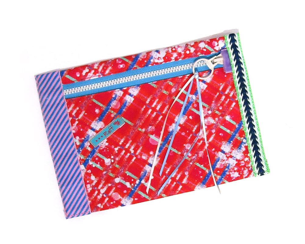 斜めチェック-ファスナーポーチ 赤 マチ付き スリムポーチ 送料無料 | Raff