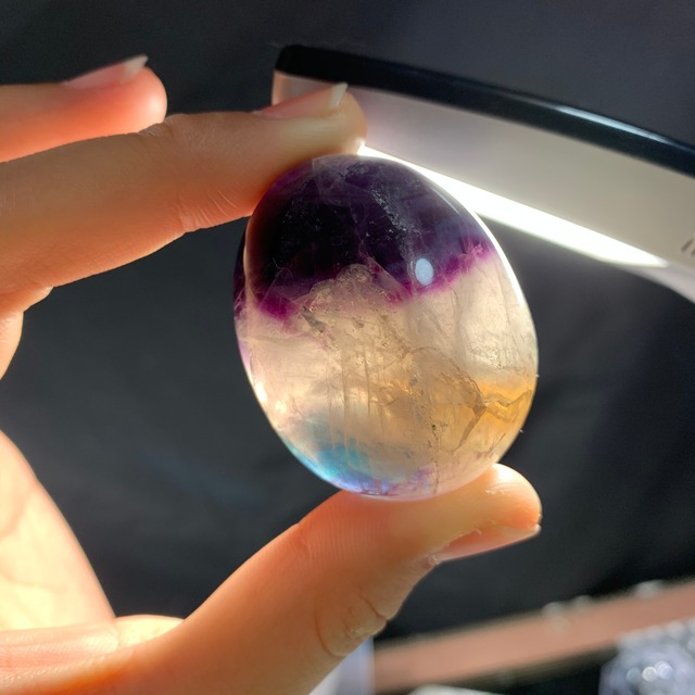 106たまご 台座付き 変わった色合いフローライト