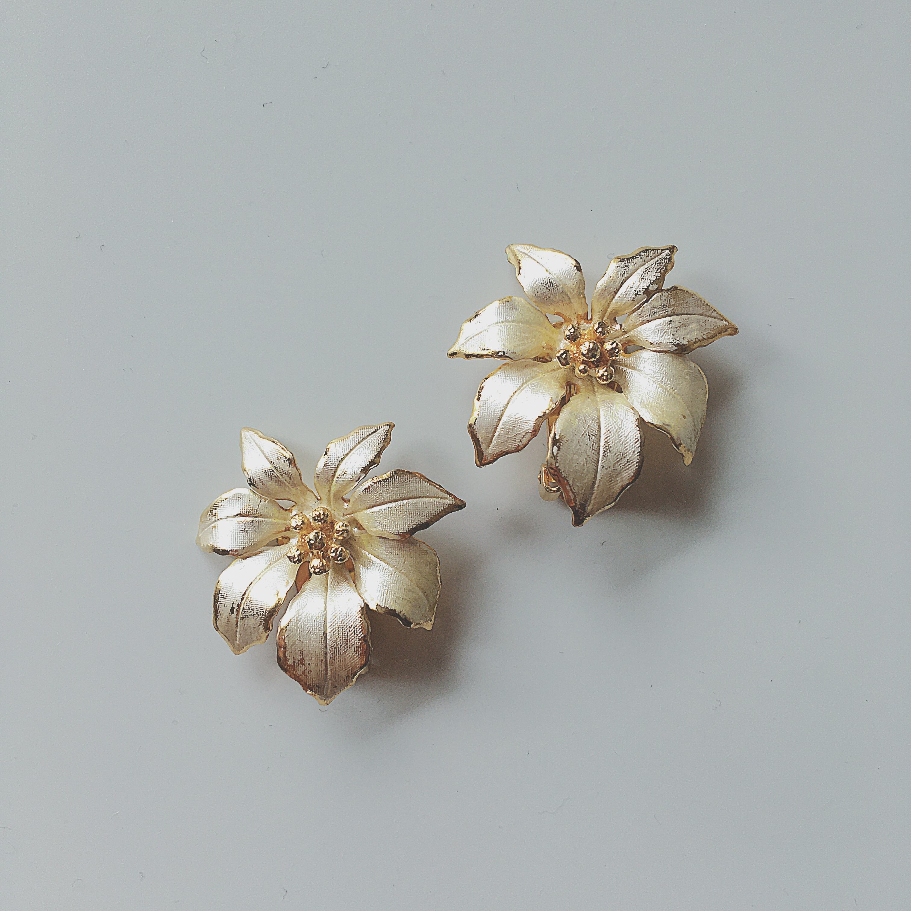 Vintage 60s - 80s Cerrito gold tone white flower earringsヴィンテージ　60年代 - 80年代　 セリート　ホワイト　ポインセチア　フラワー　花　イヤリング　b668 | OBAKEPEACH powered by BASE