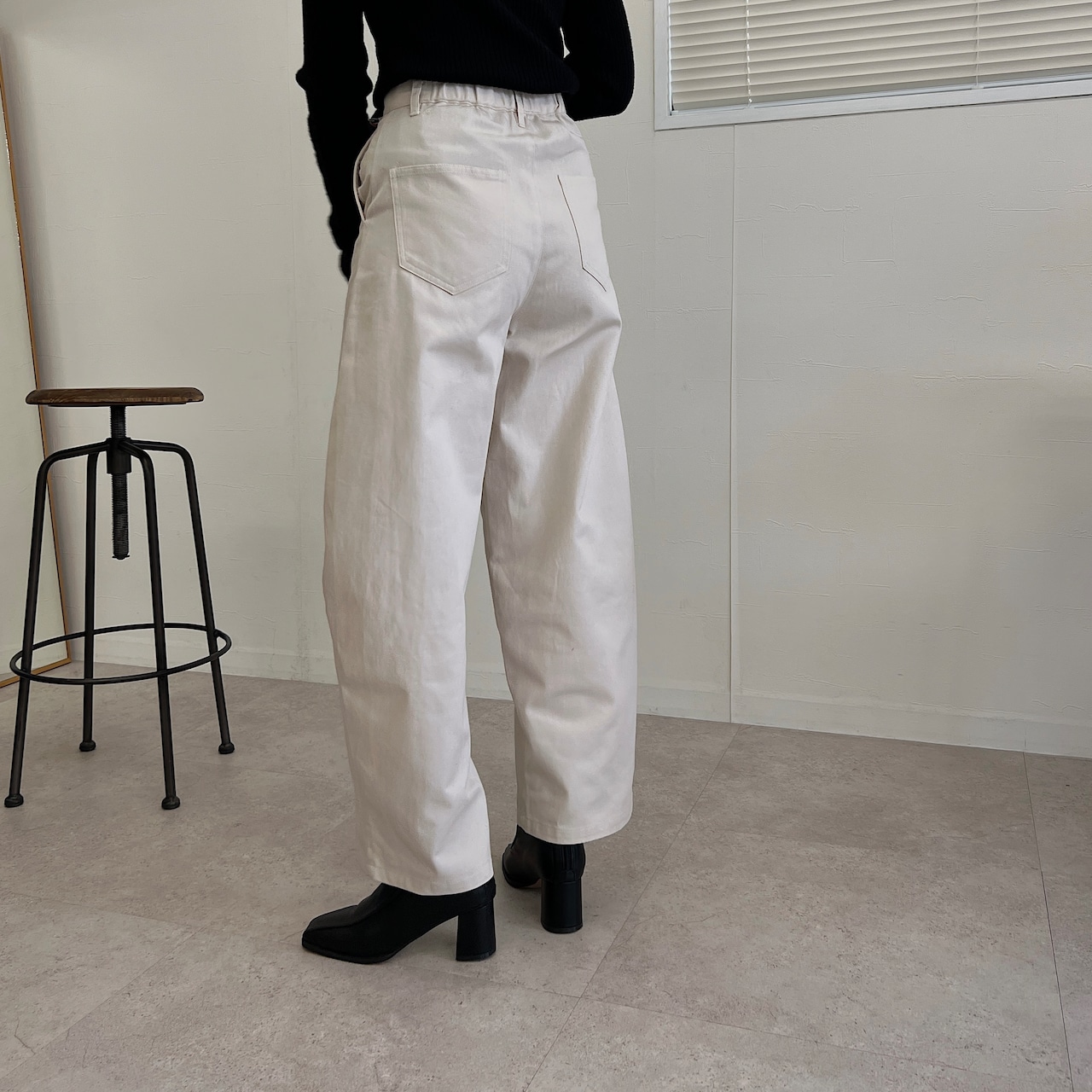 round silhouette twill pants