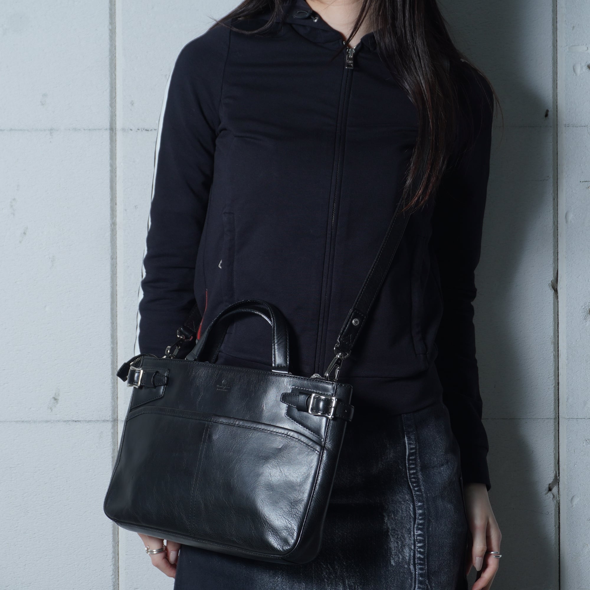 master-piece マスターピース 2WAY レザーバッグ ブラック 牛革 masterpiece】マスターピース 美品 ロゴ入2WAYレザーショルダーバッグ
