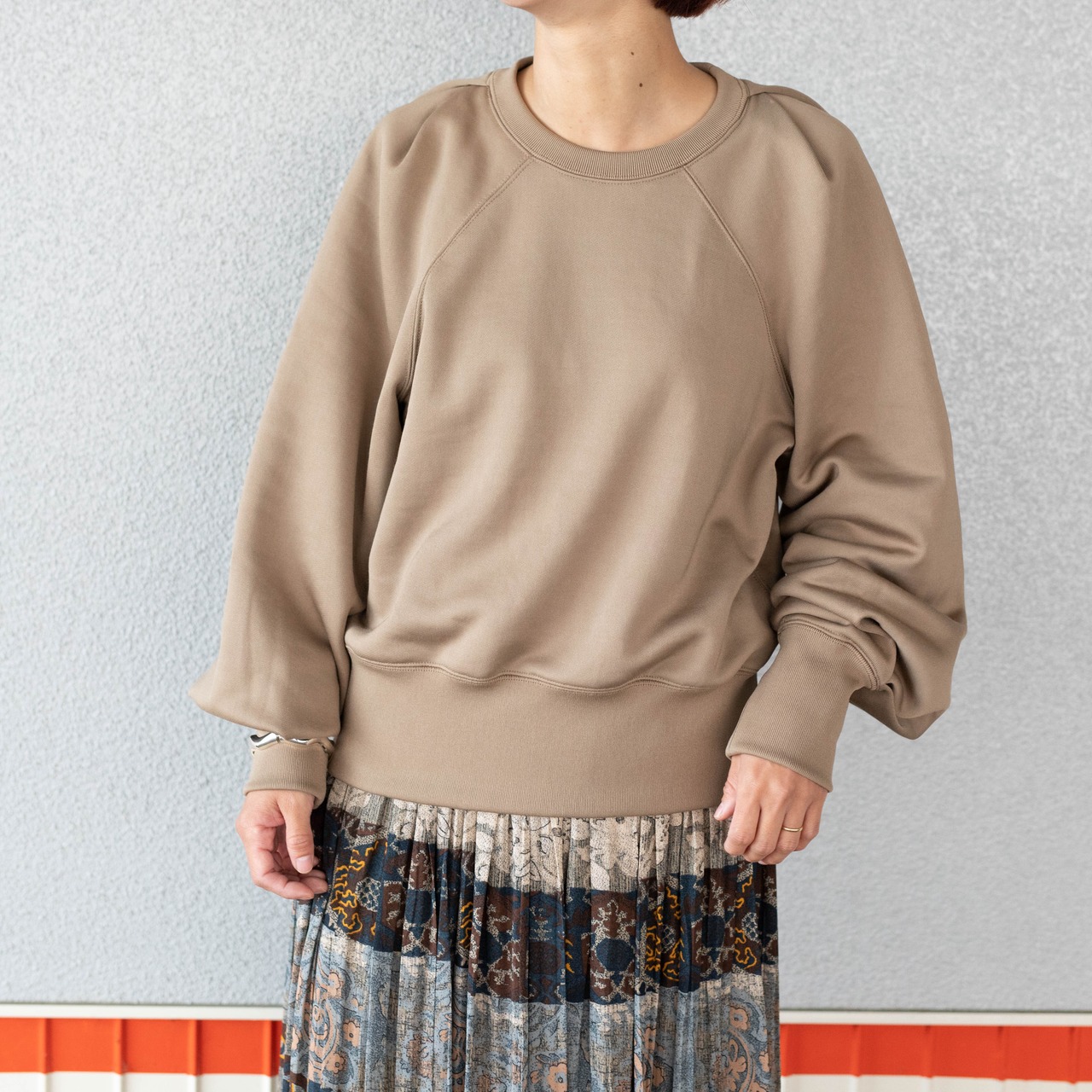 PHEENY】Nylon sweat tucked sleeve P/O | Petrichor