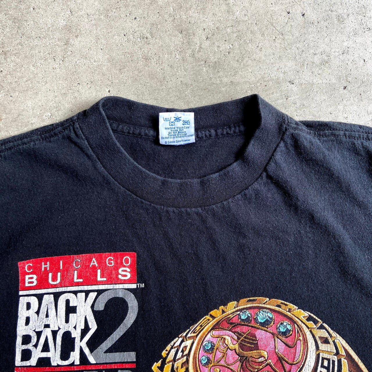 FRUIT OF THE LOOM NBA "Chicago Bulls"/ シカゴブルズ "5 TIME NBA CHAMPS" バッファロープリント Tシャツ 杢グレー系 Made in U.S.A【サイズ：Boy's 14-16】【バスケットボール】【レディース】