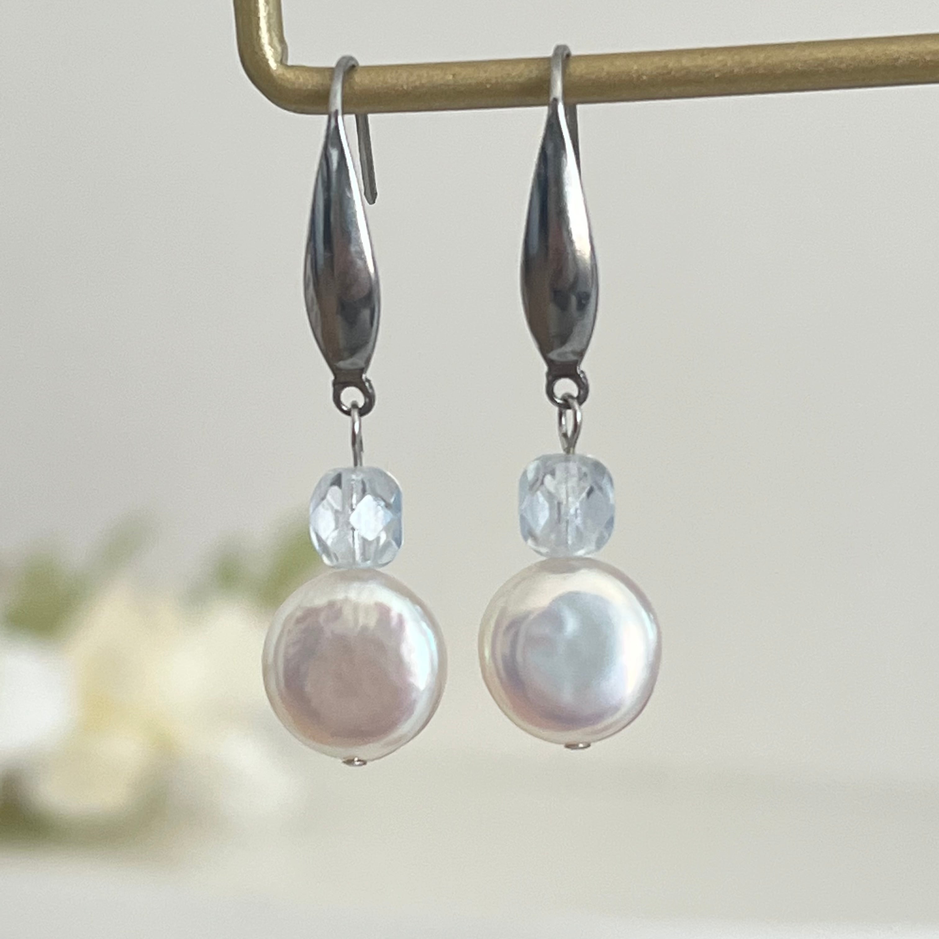 キラキラ水晶とパールのピアス 20321】虹色コインパール＆アイスブルーのクリスタル ピアス