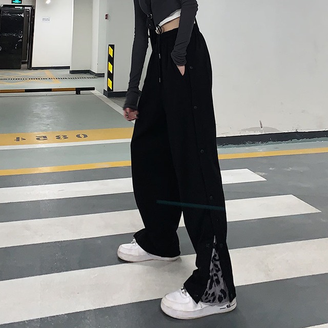 ボトムス レディース 送料無料 ブラック サイズ6展開 M L XL 2XL 3XL 4XL 大きいサイズ パンツ ワイド カジュアル ヒョウ柄 かっこいい クール ルーズ マニッシュ ハイウエスト モノトーン 黒 調節 ボタン サイド 切り替えデザイン バイカラー リラックス おしゃれ スポーツ 10代 20代 30代 ウエストゴム 韓国 オルチャン 韓国ファッション