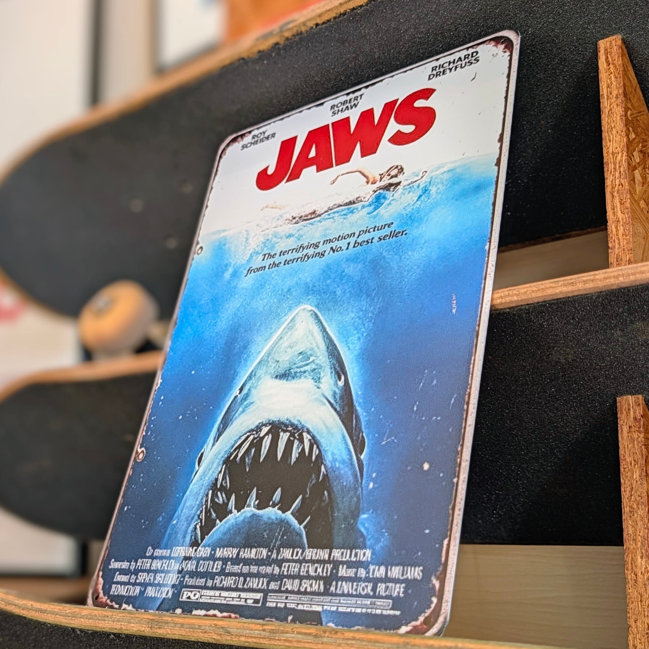 送料無料!ちょうどいいブリキ看板 【 JAWS ジョーズ 】 METAL SIGN / メタルサイン / ブリキ看板 / サインボード / ビンテージ加工〚アメリカン雑貨 アメトイ〛