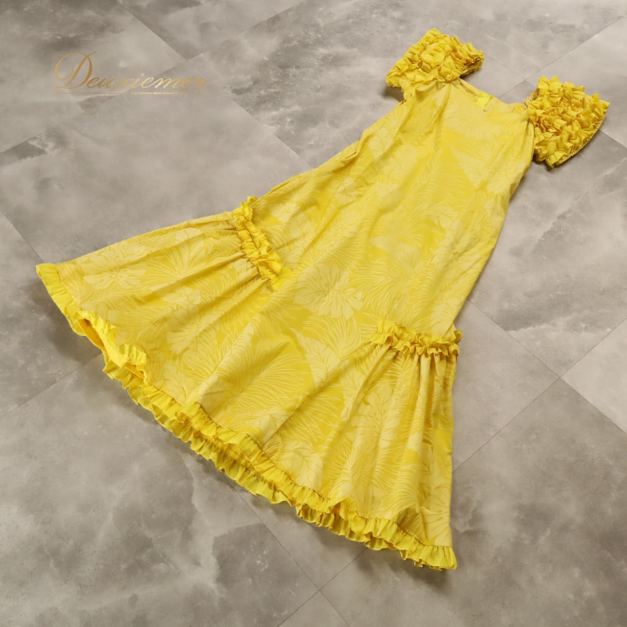 フラダンス 衣装 T&L MUUMUU FACTORY ムームーファクトリー ワンピース ドレス イエロー系 黄 モンステラ柄 植物柄 フリル ハワイアンプリント ハワイアン アロハ フラ ダンス レッスン 練習 ハワイアンダンス フレアスカート 華やか 鮮やか かわいい おしゃれ 上品