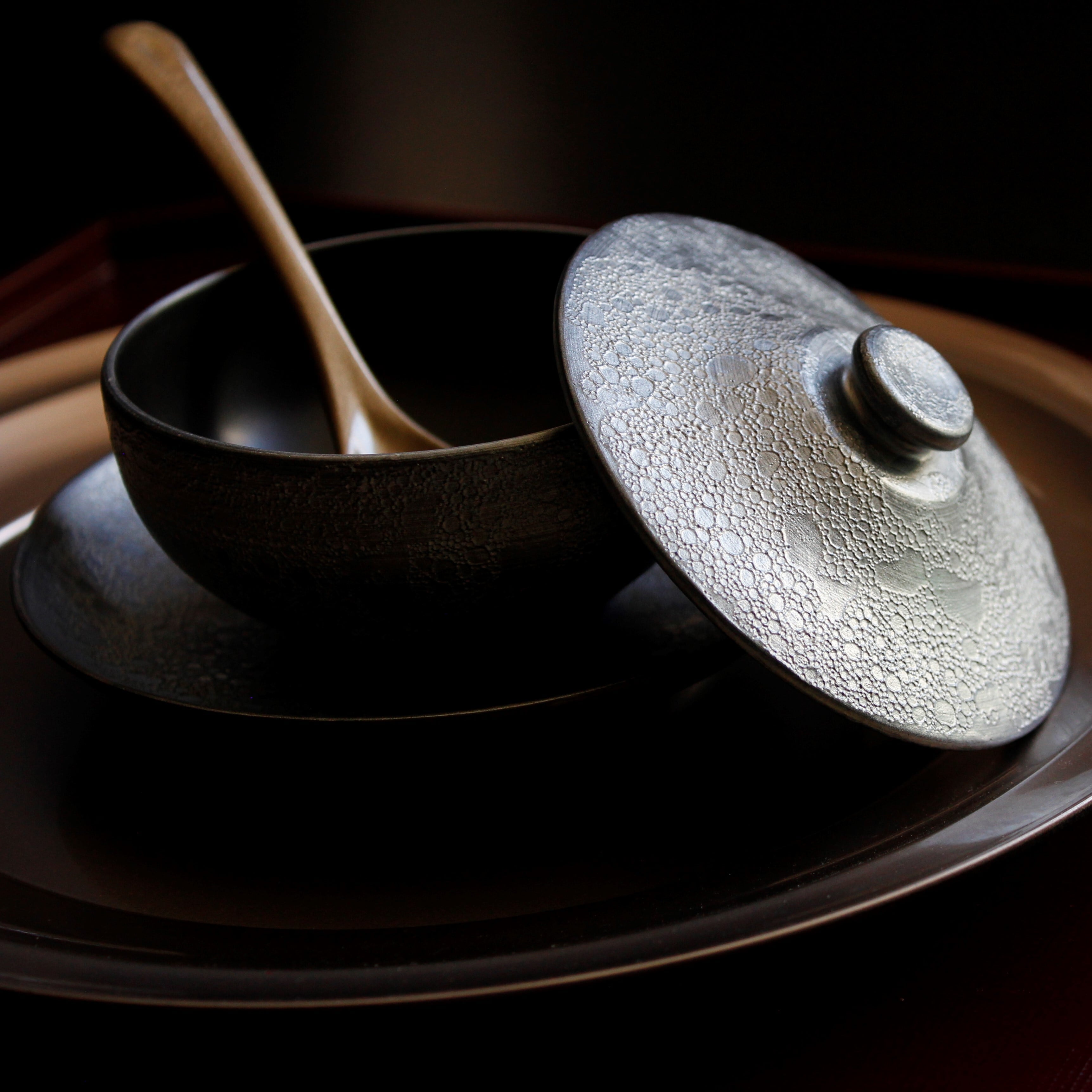 有田焼 黒マット泡雲母銀 ミニ蓋物(台皿付) | 芦屋貴兆陶家 online shop