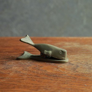 デスクを泳ぐ、クジラのクリップ