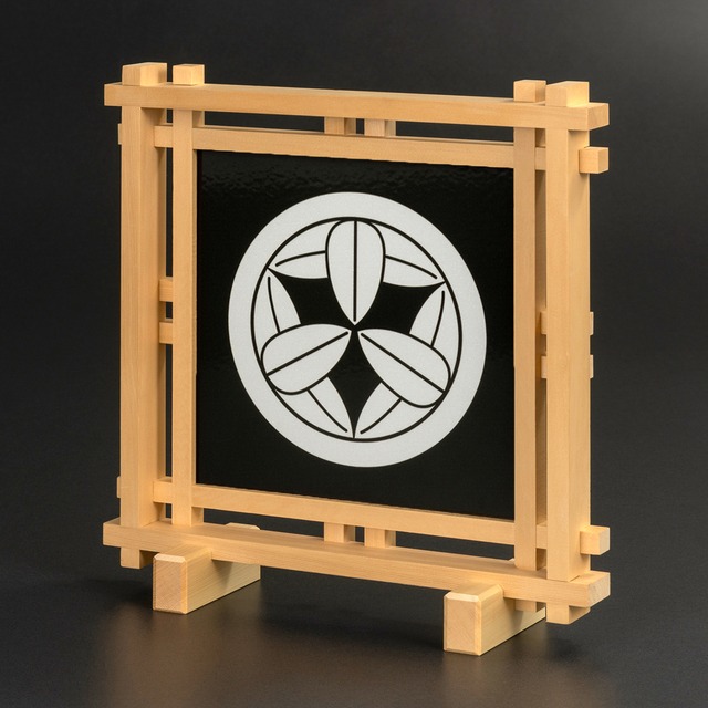 ［丸に九枚笹］組子細工の家紋パネル（28×28×10cm）