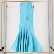 フラダンス 衣装 ワンピース ドレス ブルー系 水色 ノースリーブ ワンカラー アシンメトリー 無地 シンプル ブローチ かわいい 華やか 鮮やか 明るい 爽やか きれい 上品 ハワイアン アロハ フラ ダンス レッスン 練習 カジュアル おしゃれ パーティー