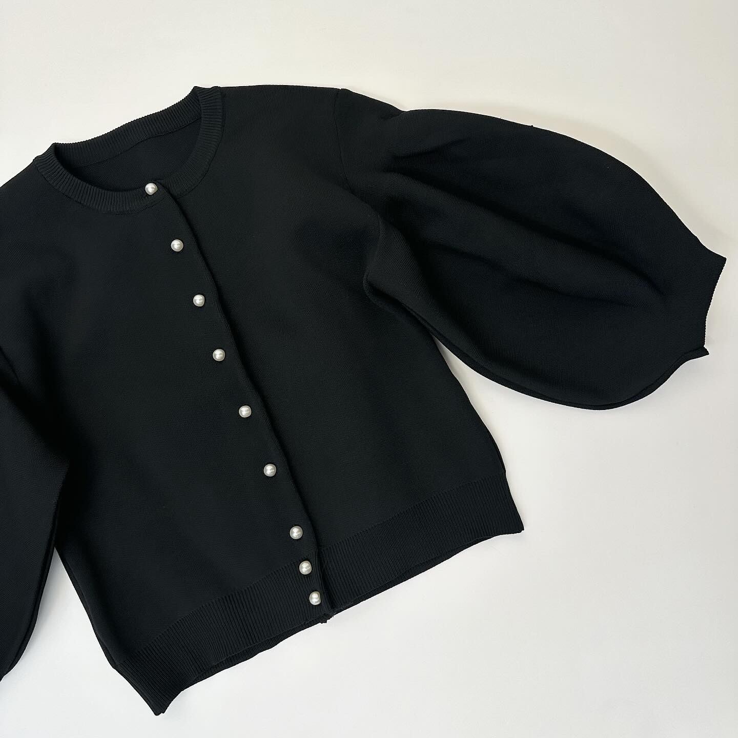 ◆数量限定即納◆パールボタンボリュームスリーブカーディガン(ご注文から1-4営業日でお届け)