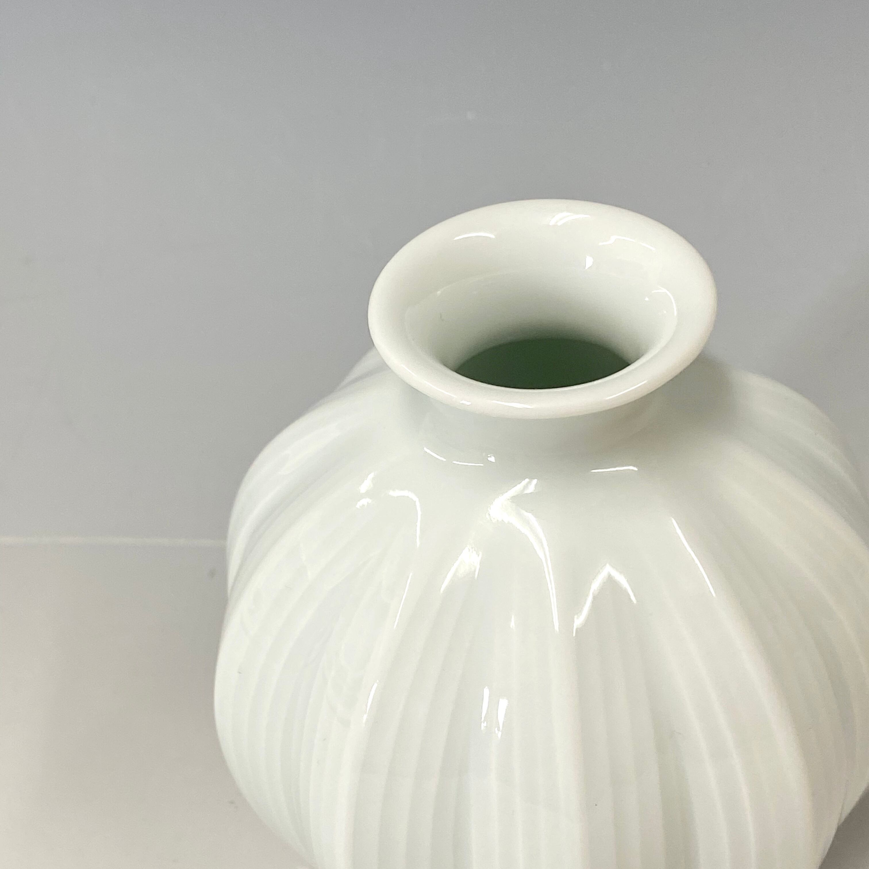 中尾純】白磁面取線彫徳利(縦) | 中仙窯