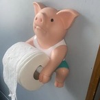 クリエイティブな豚のトイレットペーパーホルダー バスルームティッシュストレージラック 壁掛けティッシュディスペンサーコンテナ カートゥーンティッシュハンギングシェルフ バスルームアクセサリー