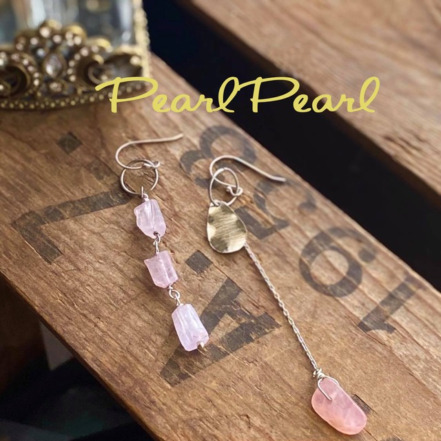 優しいピンクのクンツァイトアシンメトリーピアス