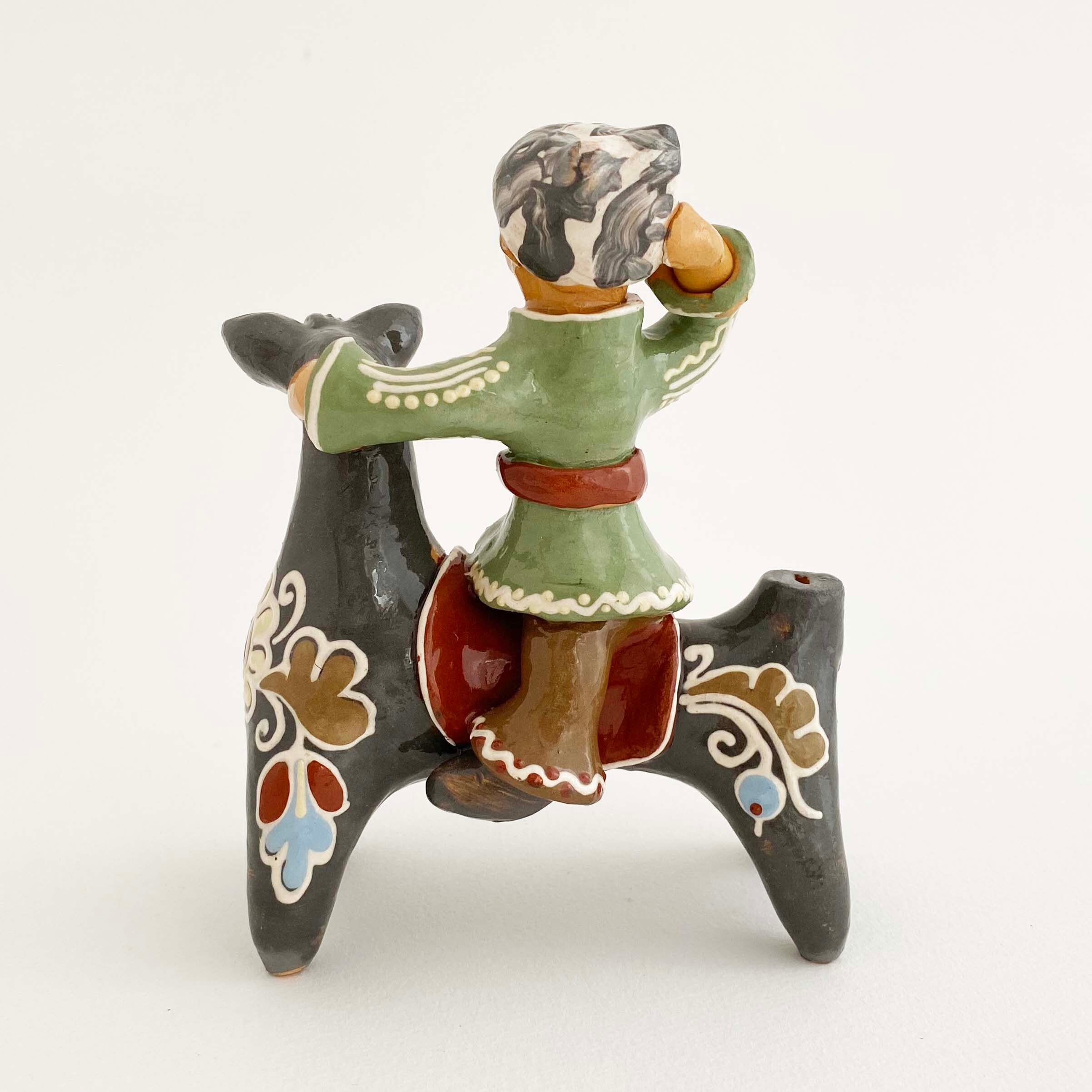 ウクライナ産 オピシュニャ土人形(牛に乗った騎士)