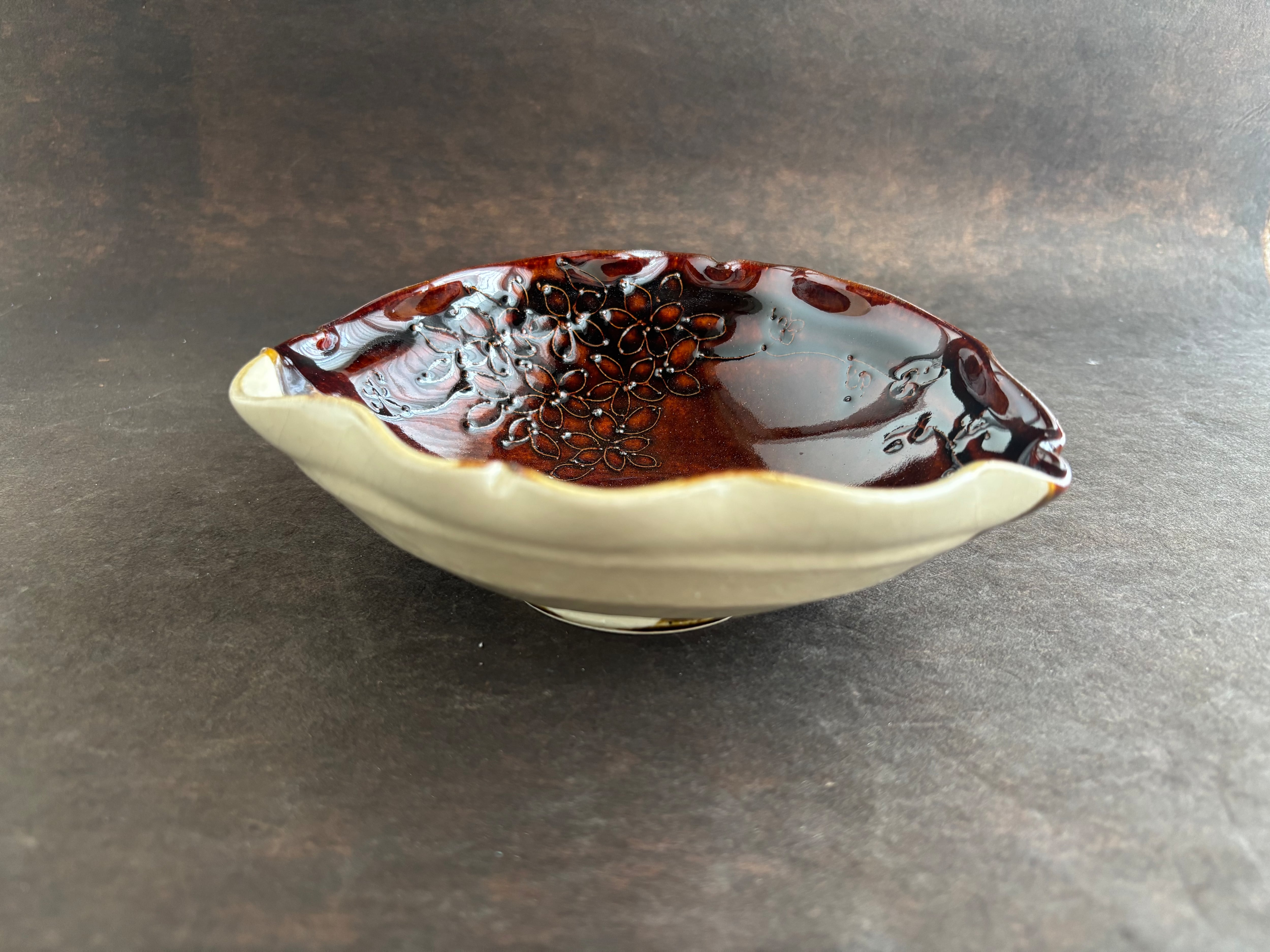 土和のルリエフ飴釉　お花形ひらひら鉢