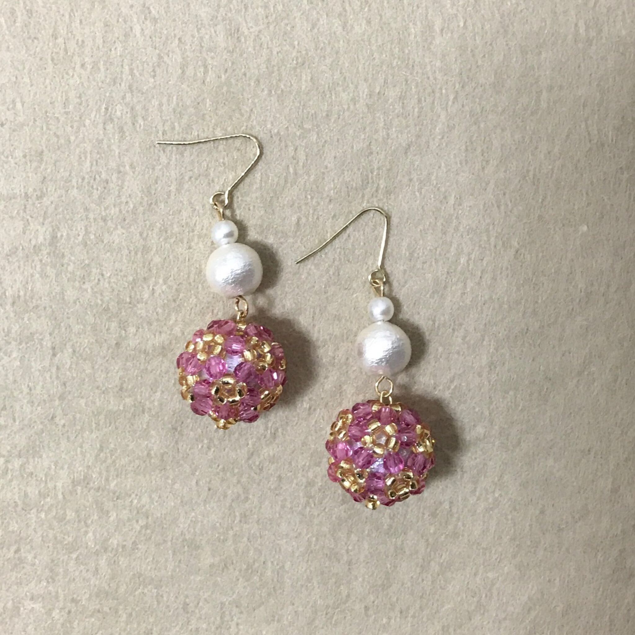 0066:スワロフスキー ピンクビーズボールとコットンパールの3連ピアス