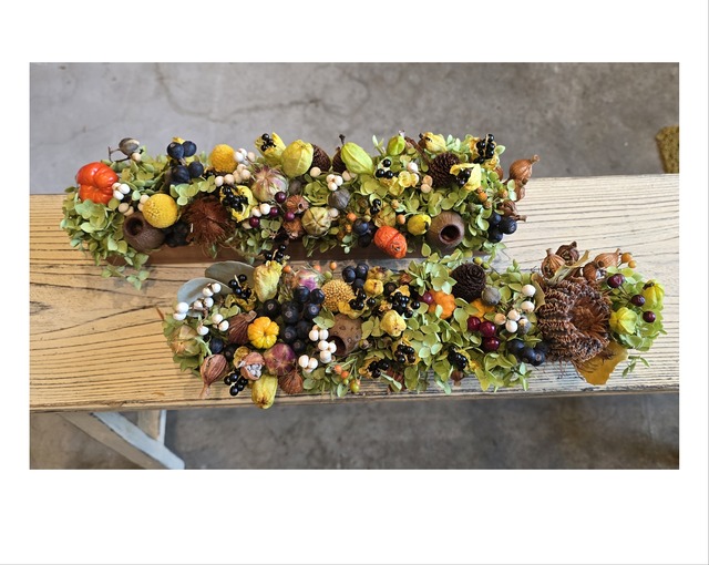 木の箱に秋の実りをつめたアレンジメント