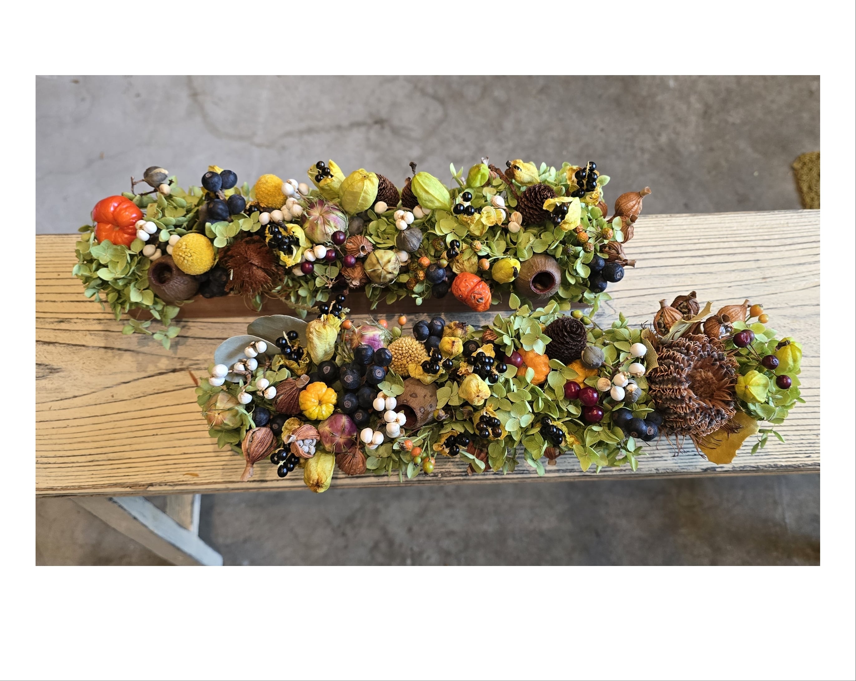 木の箱に秋の実りをつめたアレンジメント