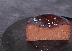 アマゾンカカオとキャラメルのバスクチーズケーキ