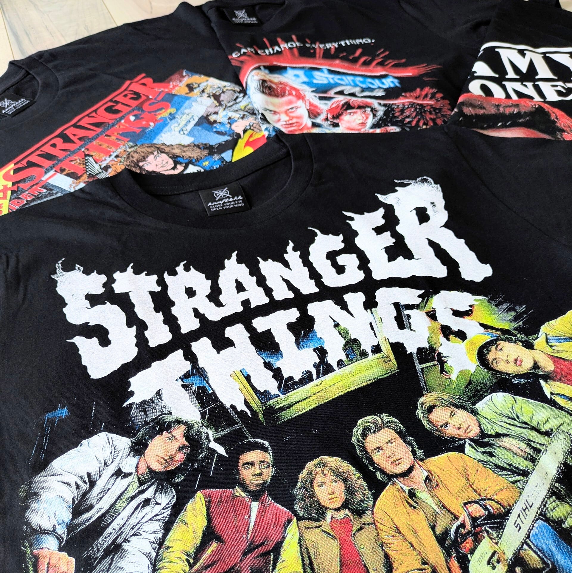 【 Stranger Things / ストレンジャーシングス  】『 SUCK MY FAT ONE 』 デレク Tシャツ / ストレンジャーシングス Season5〚アメリカン雑貨 アメトイ〛