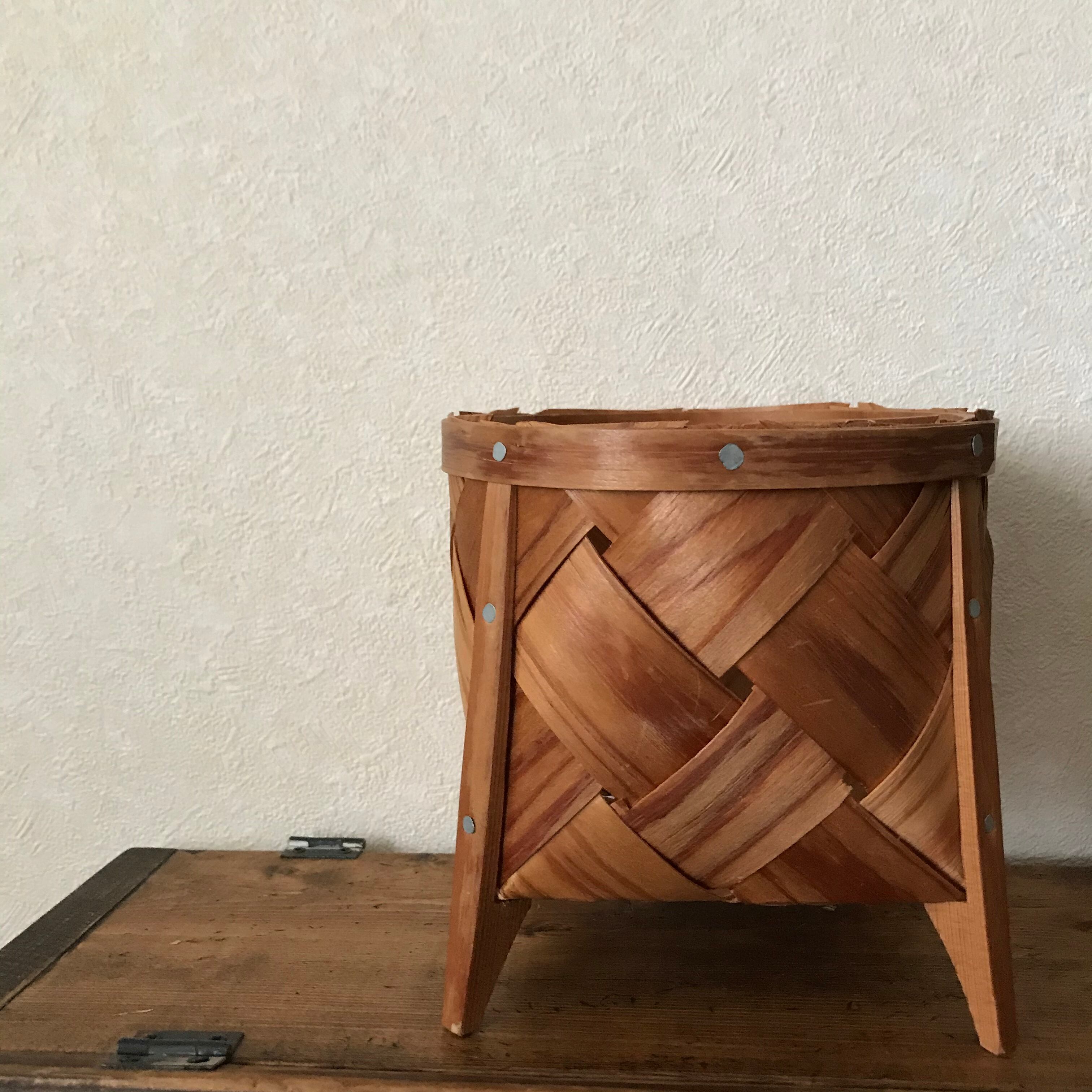 スポーンコリの小さな脚付きのカゴ